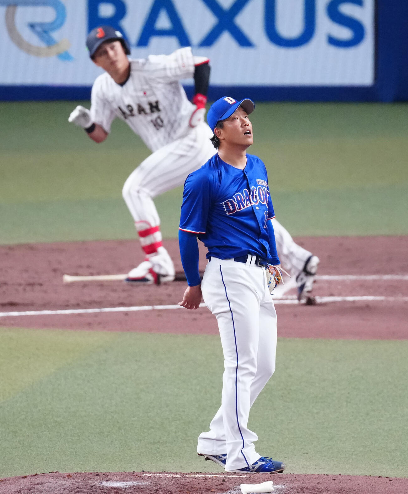 日本対中日　2回裏日本2死、佐々木（後方）にソロ本塁打を浴びる柳（撮影・垰建太）