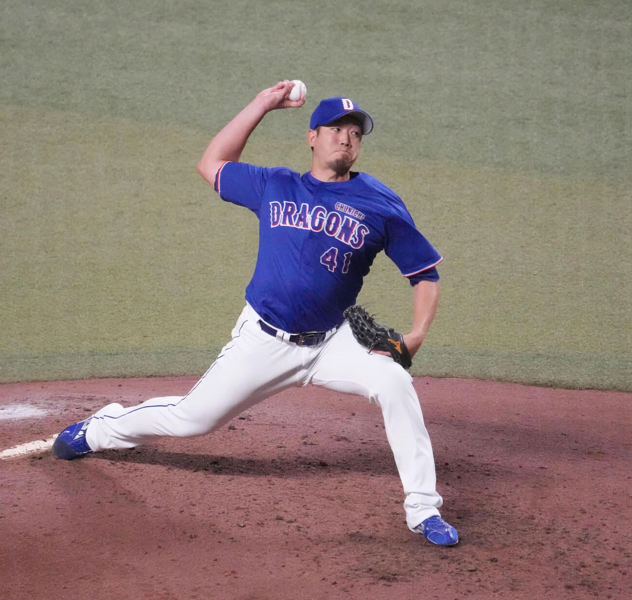日本対中日　4回裏、中日3番手で登板する勝野（撮影・森本幸一）