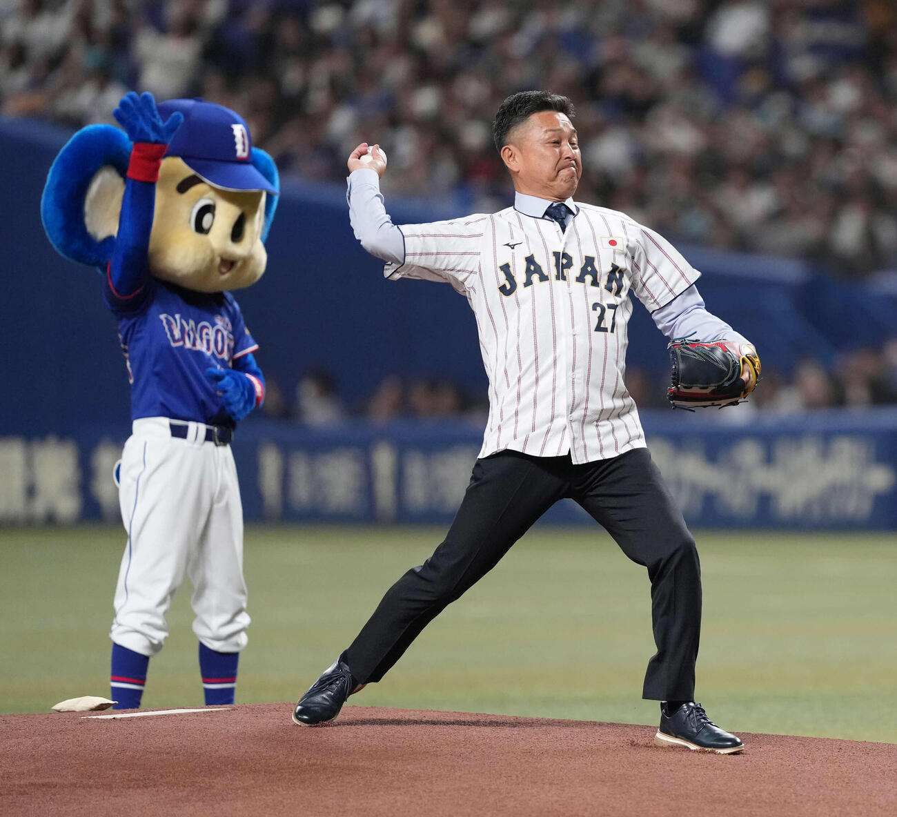 日本対中日　始球式に登場した谷繁元信氏（撮影・井上学））