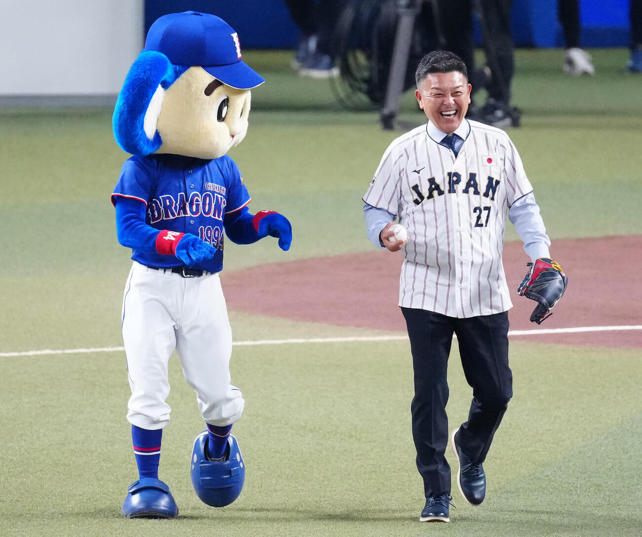 日本対中日　始球式に登場する谷繁氏（右）とドアラ（撮影・垰建太）