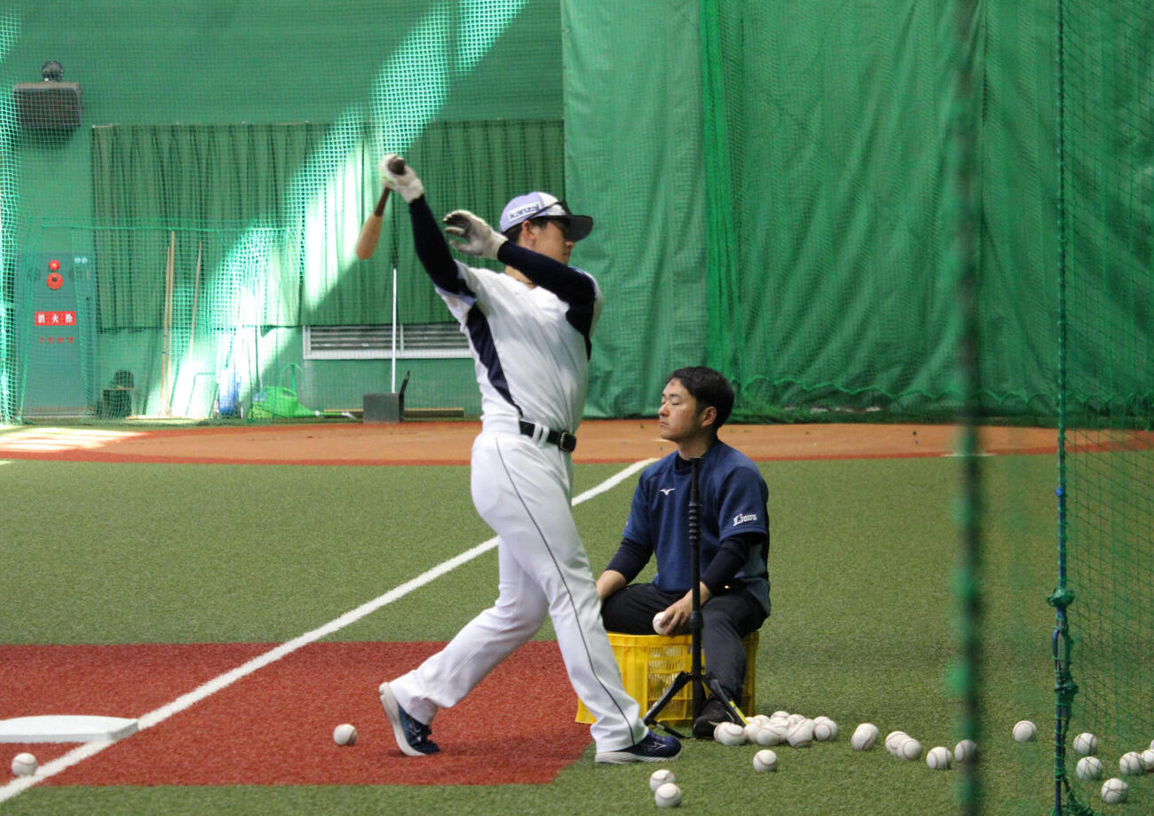 別メニュー調整する西武小島大河（26年2月撮影）