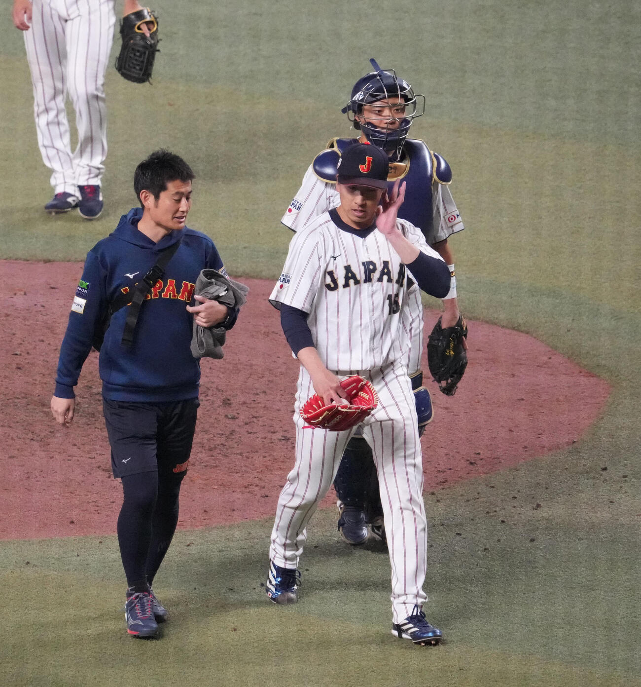 日本対中日　9回表中日2死一、二塁、大勢（中央）はマウンドを降りる（撮影・森本幸一）