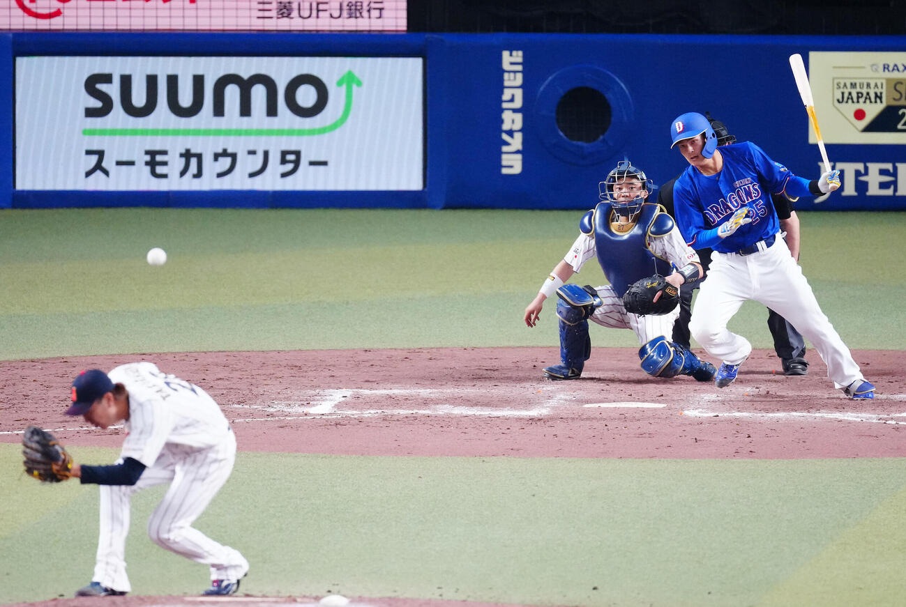 日本対中日　9回表中日2死一、二塁、適時打を放つ石川。投手高橋宏（撮影・垰建太）