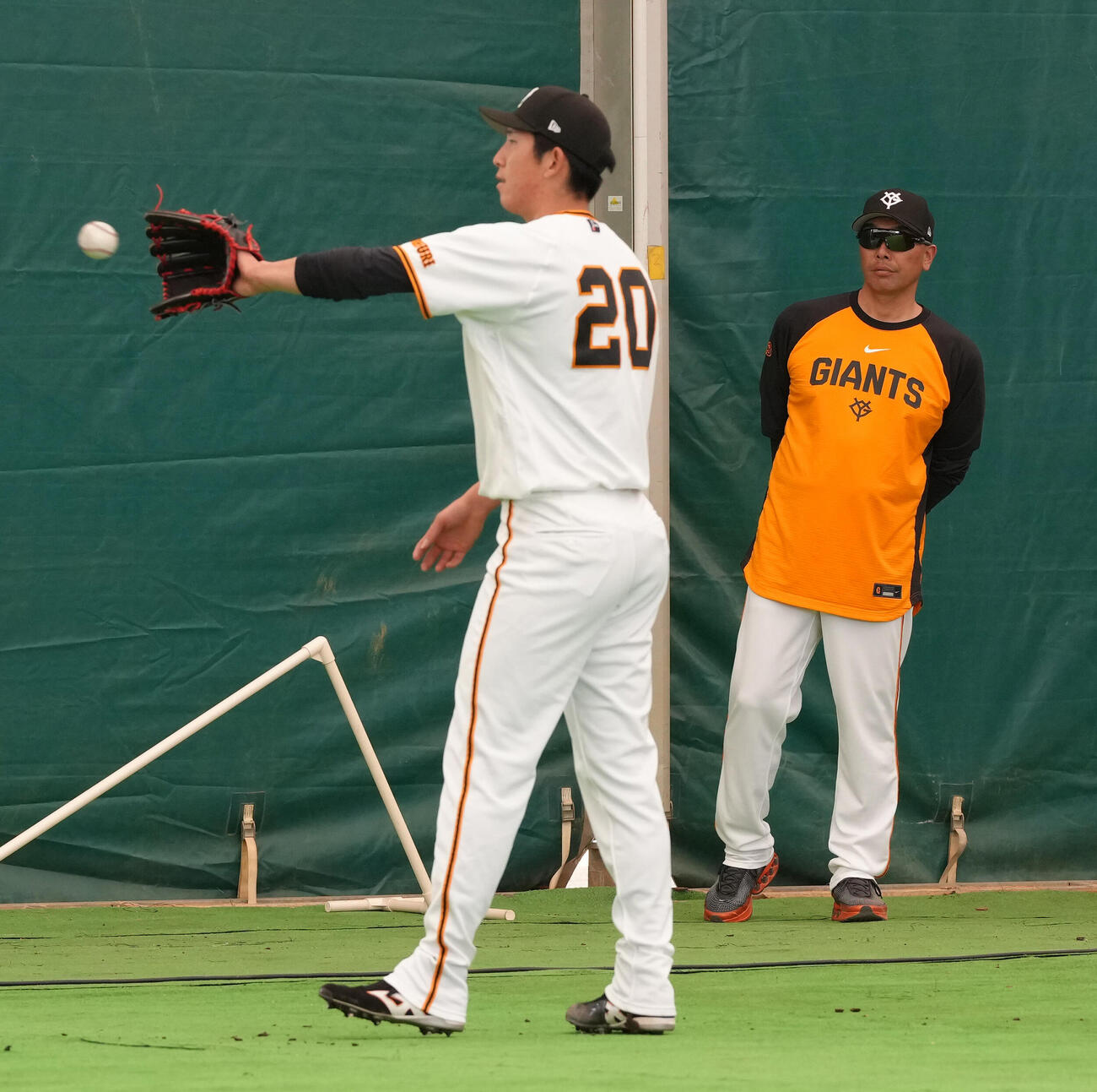 ブルペンで投げる巨人戸郷を見つめる阿部監督（撮影・足立雅史）（26年2月26日）