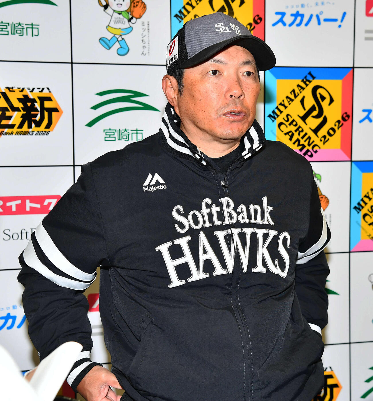 今季の開幕投手を発表し、囲み取材を受けるソフトバンク小久保監督（撮影・岩下翔太）