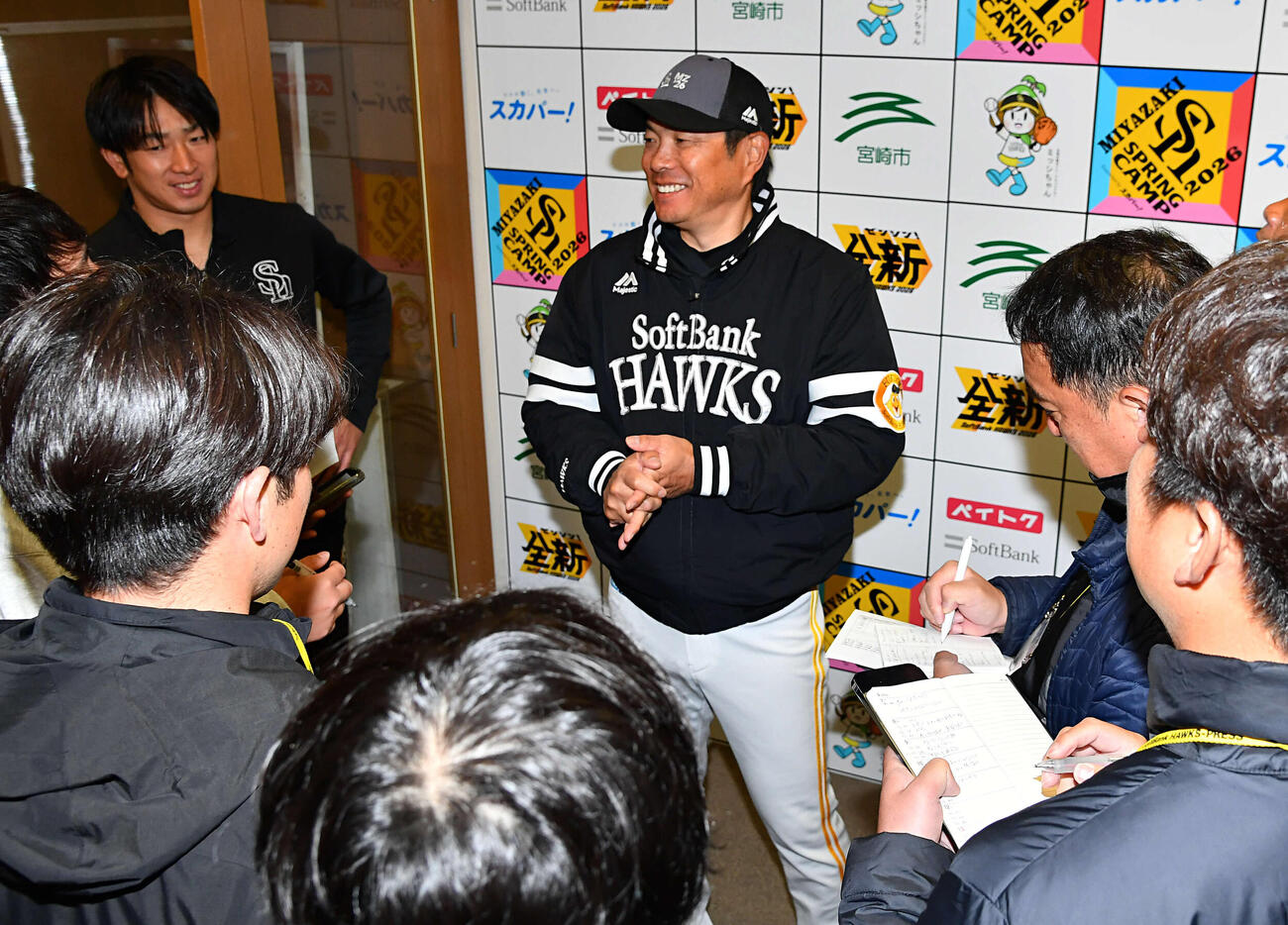 今季の開幕投手を発表し、笑顔で囲み取材を受けるソフトバンク小久保監督（撮影・岩下翔太）