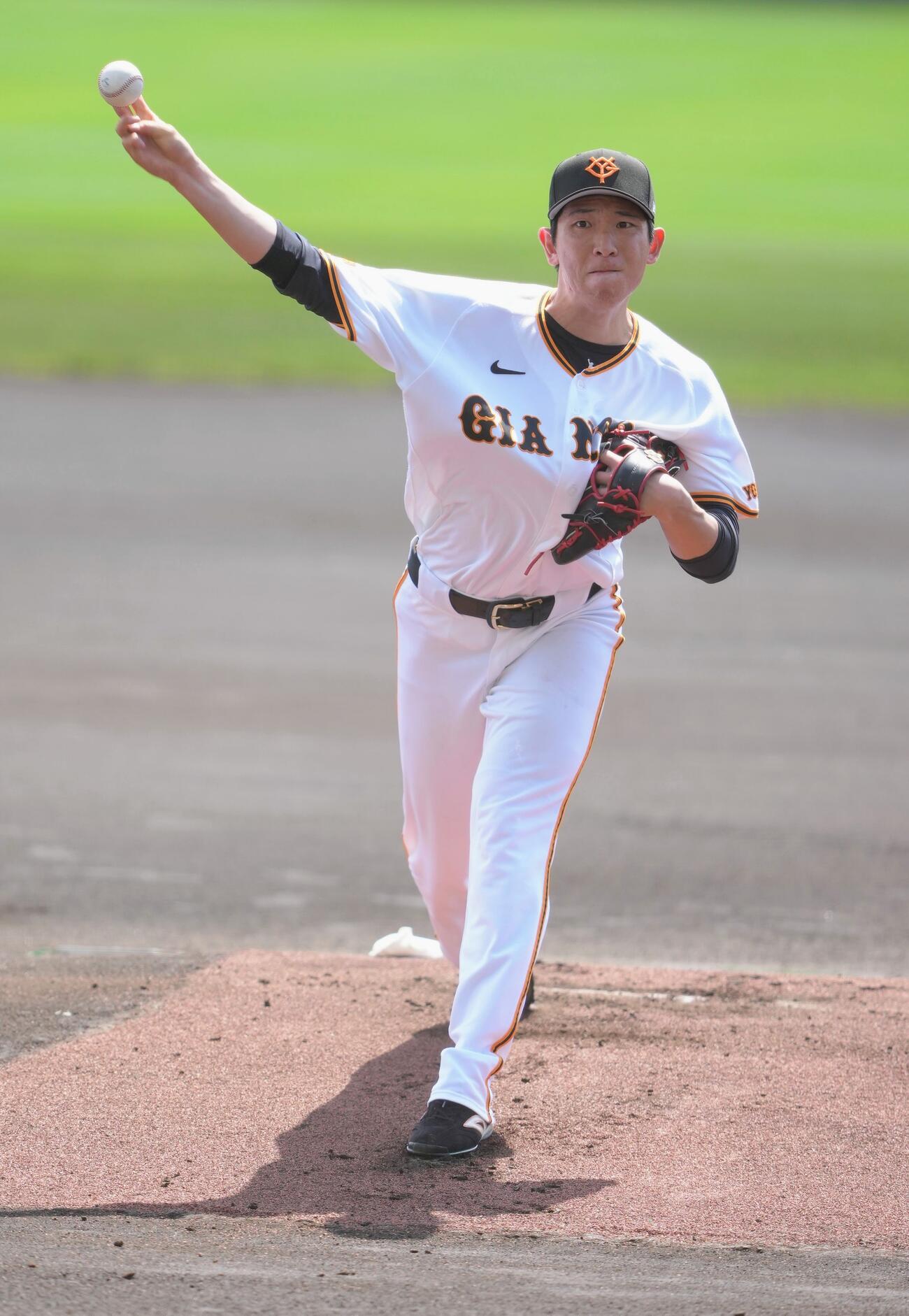 練習試合　巨人対サムスン　巨人先発の戸郷（撮影・足立雅史）