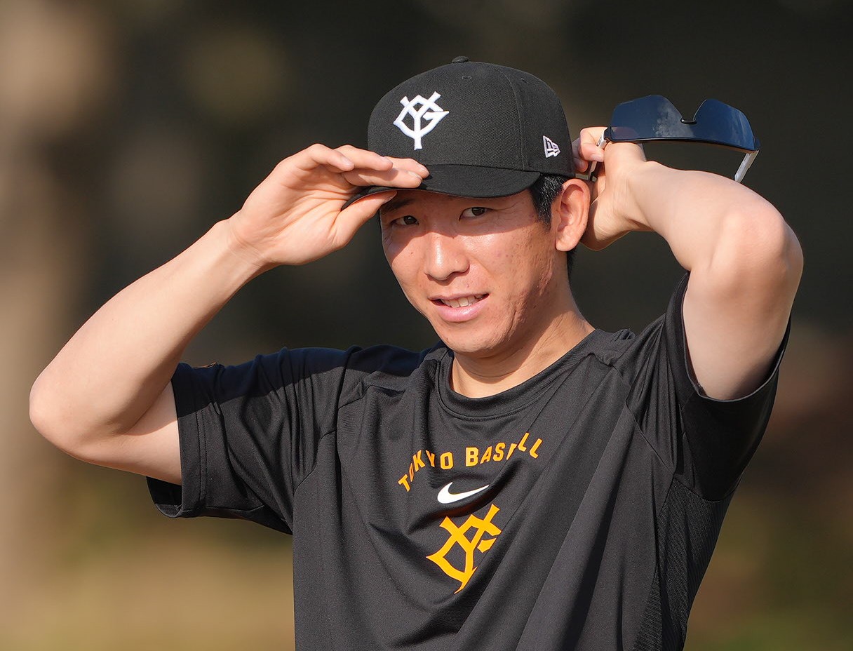 練習中、笑顔を見せる巨人戸郷（撮影・足立雅史）