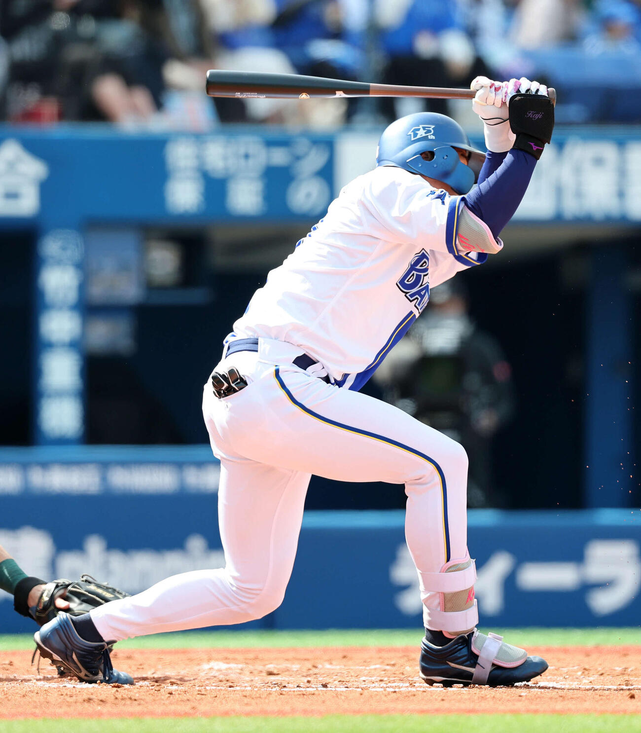 DeNA対オーストラリア代表　2回裏DeNA無死、梶原は一塁内野安打を放つ（撮影・鈴木正人）　