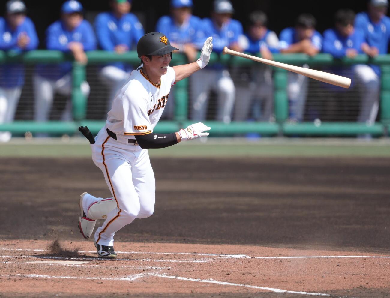 練習試合　巨人対サムスン　3回裏巨人2死一塁、松本は右前打を放つ（撮影・足立雅史）