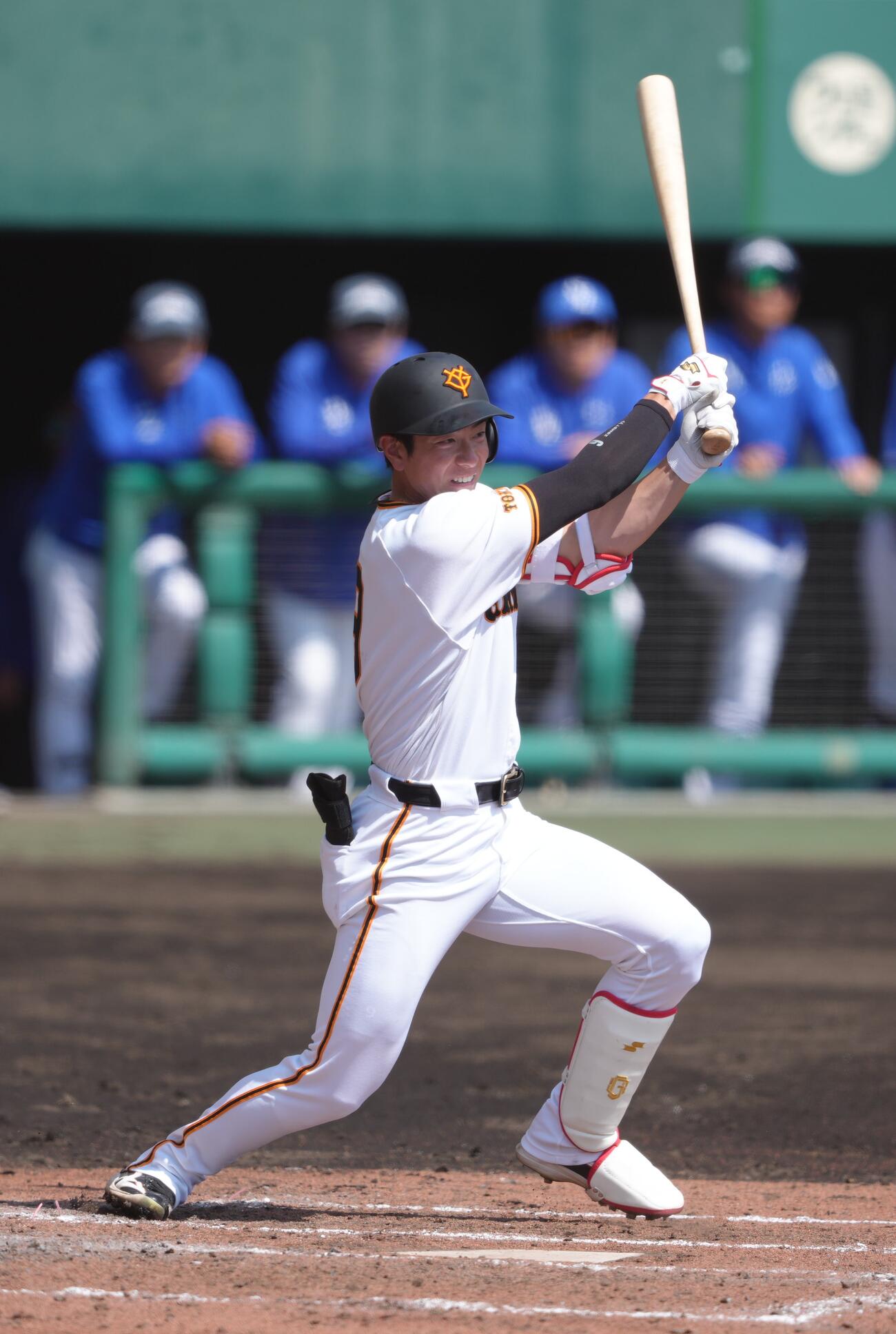 練習試合　巨人対サムスン　3回裏巨人2死一塁、松本は右前打を放つ（撮影・足立雅史）