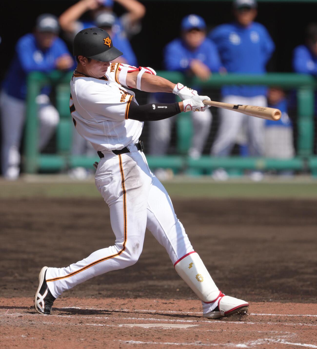 練習試合　巨人対サムスン　5回裏巨人2死二塁、松本は適時二塁打を放つ（撮影・足立雅史）