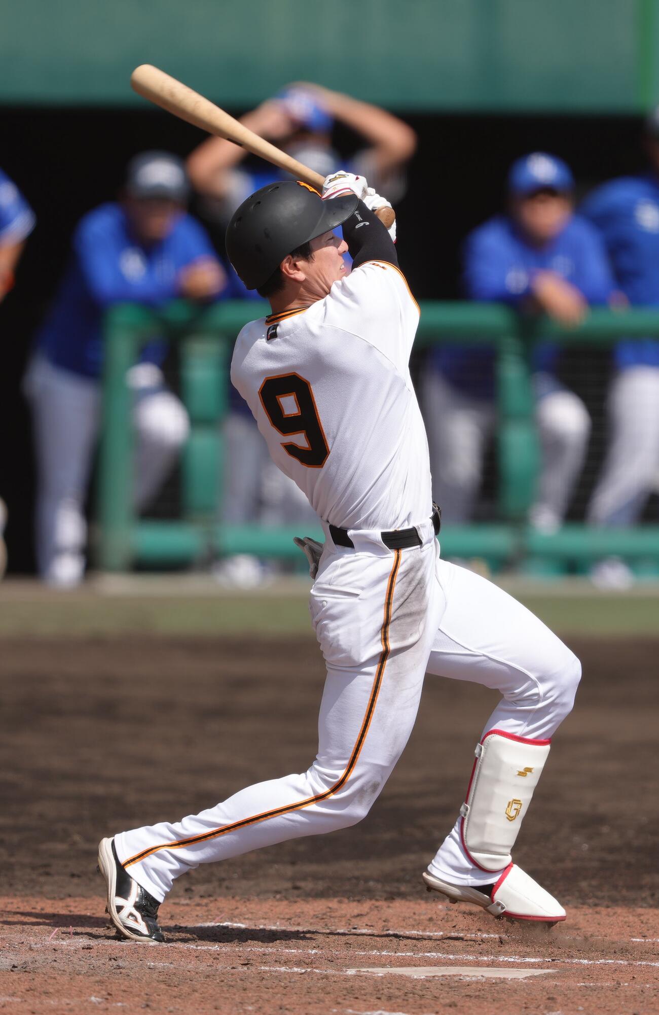練習試合　巨人対サムスン　5回裏巨人2死二塁、松本は適時二塁打を放つ（撮影・足立雅史）
