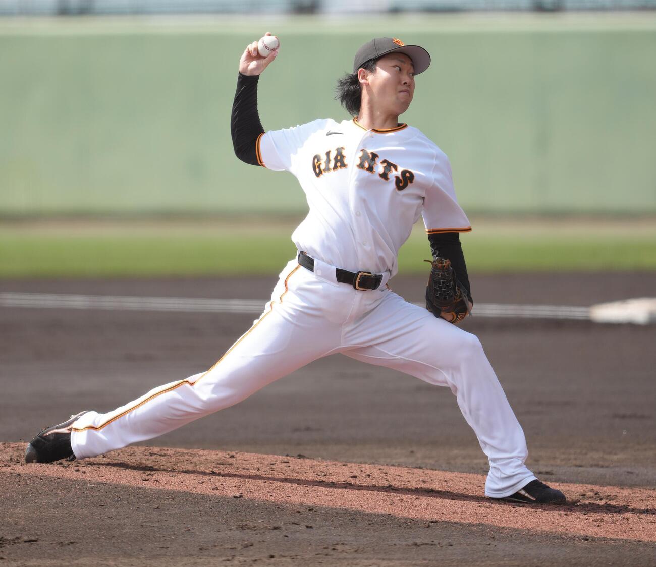 練習試合　巨人対サムスン　2回から登板した巨人山崎（撮影・足立雅史）