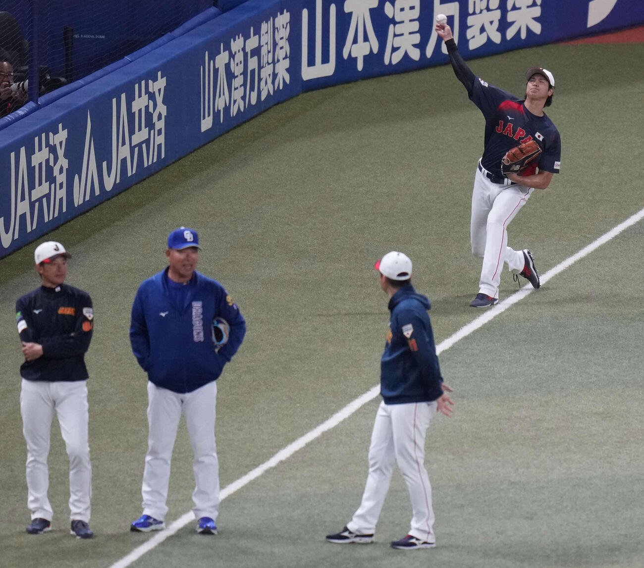 中日対日本　キャッチボールをする大谷（撮影・井上学