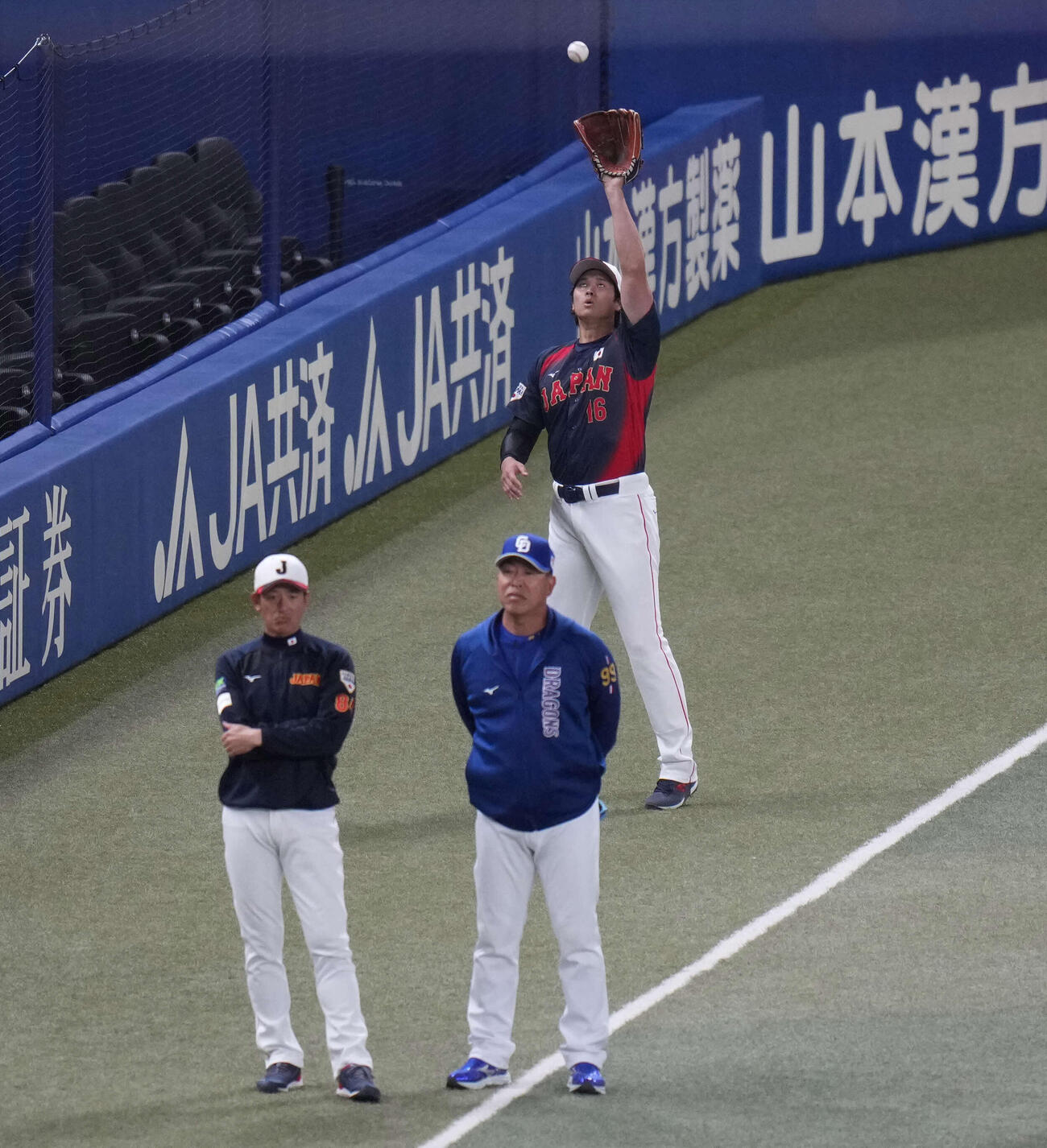 中日対日本　キャッチボールをする大谷（撮影・井上学