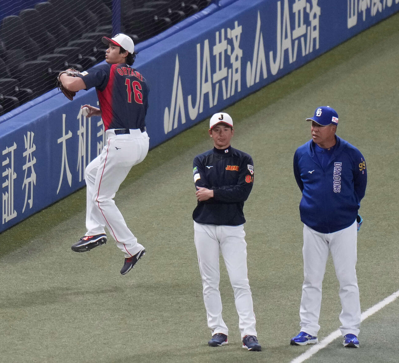 中日対日本　キャッチボールをする大谷（撮影・井上学