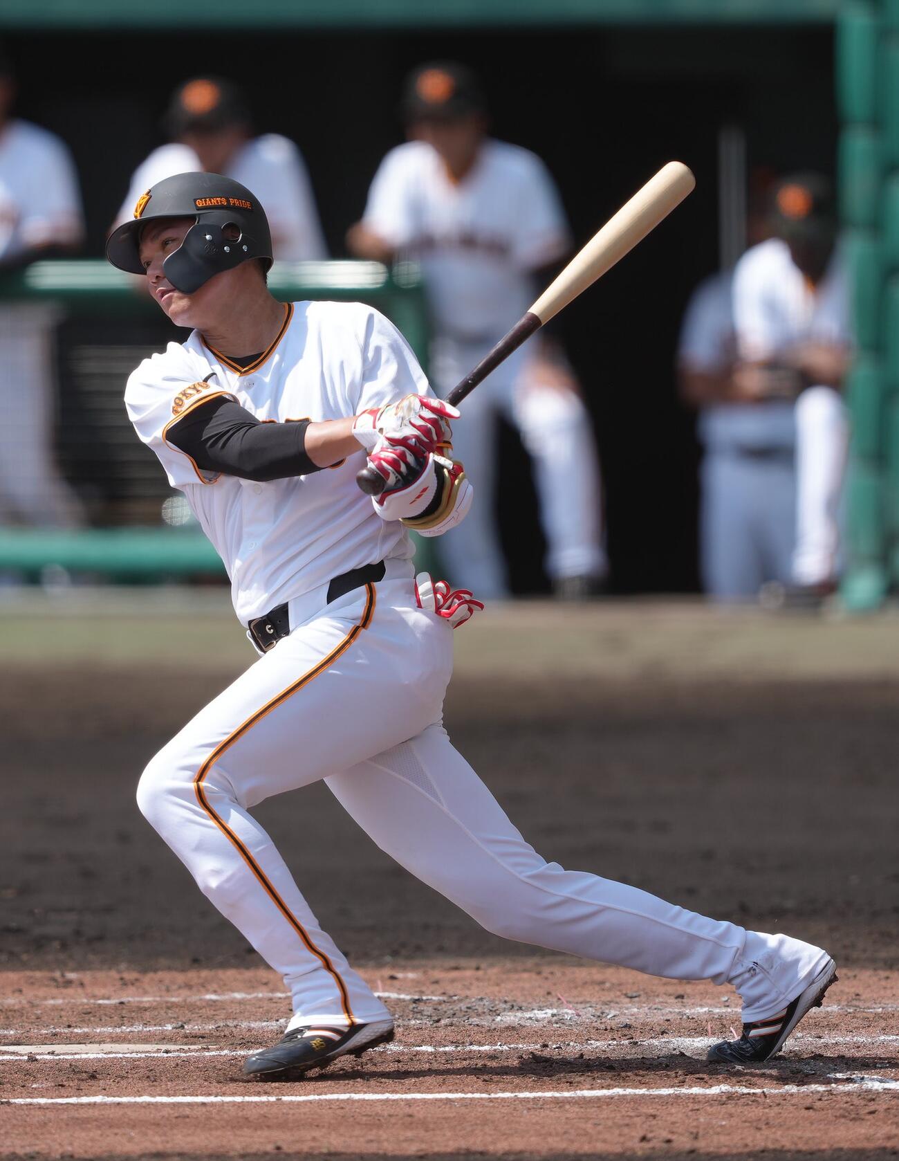 練習試合　巨人対サムスン　2回裏巨人2死、坂本は左前打を放つ（撮影・足立雅史）