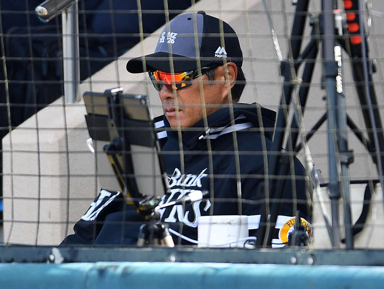 B組の練習試合を視察するソフトバンク小久保監督（撮影・岩下翔太）