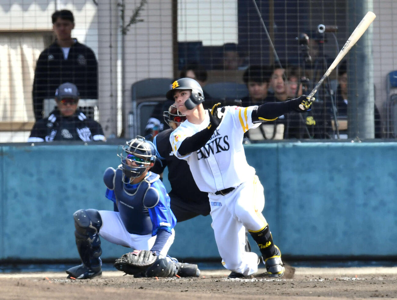 小久保監督（左奥）が見守るB組の練習試合で安打を放つソフトバンク高橋（撮影・岩下翔太）