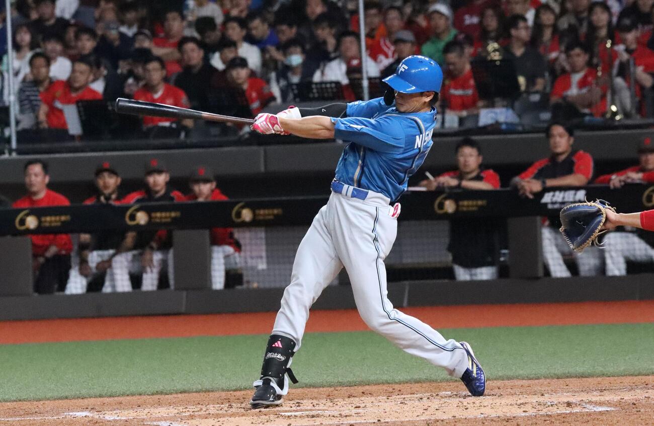 2回無死一塁、右越えに先制2ランを放つ日本ハム西川（撮影・永野高輔）