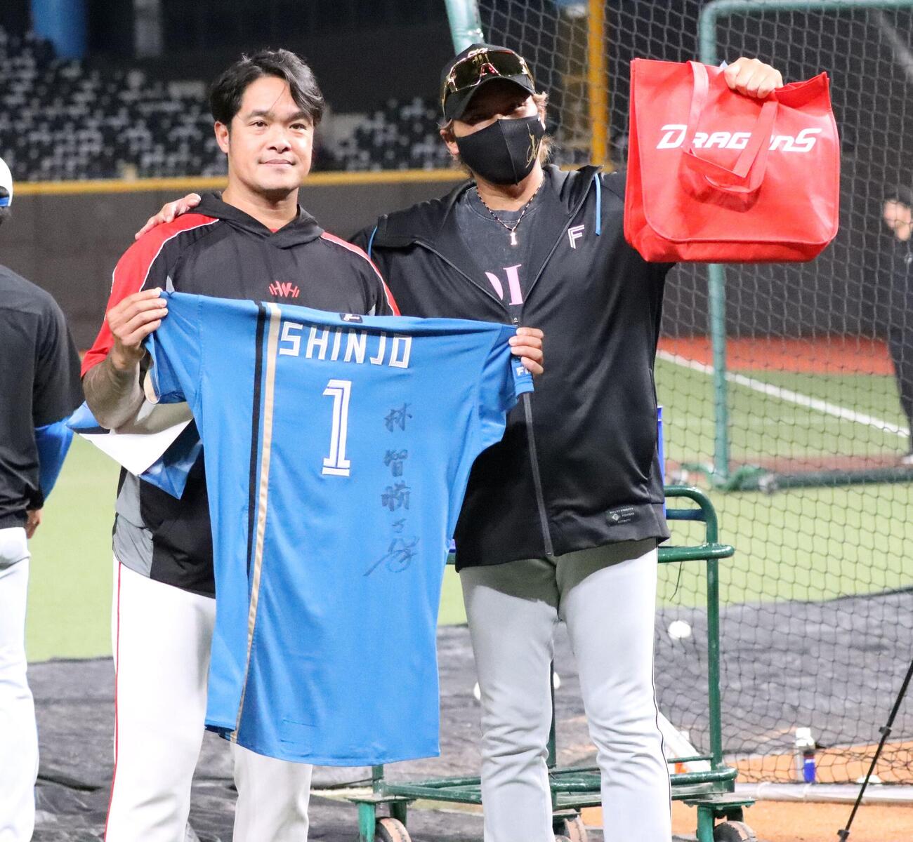 元台湾代表で味全の林智勝コーチと写真撮影に応じる日本ハム新庄監督（右）（撮影・永野高輔）