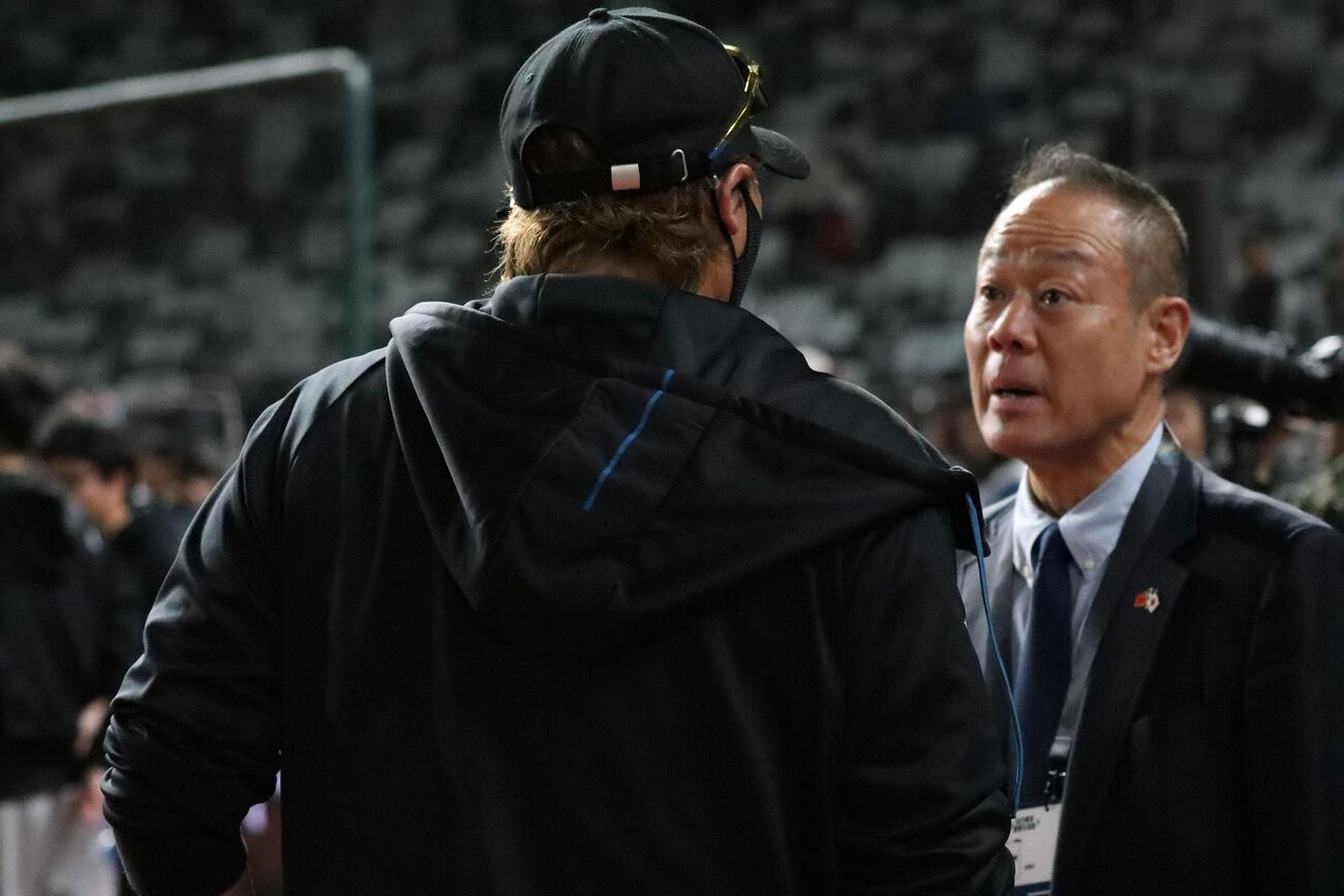 台湾で審判を務める元NPB審判員の木内九二生さんと話す日本ハム新庄監督（撮影・永野高輔）