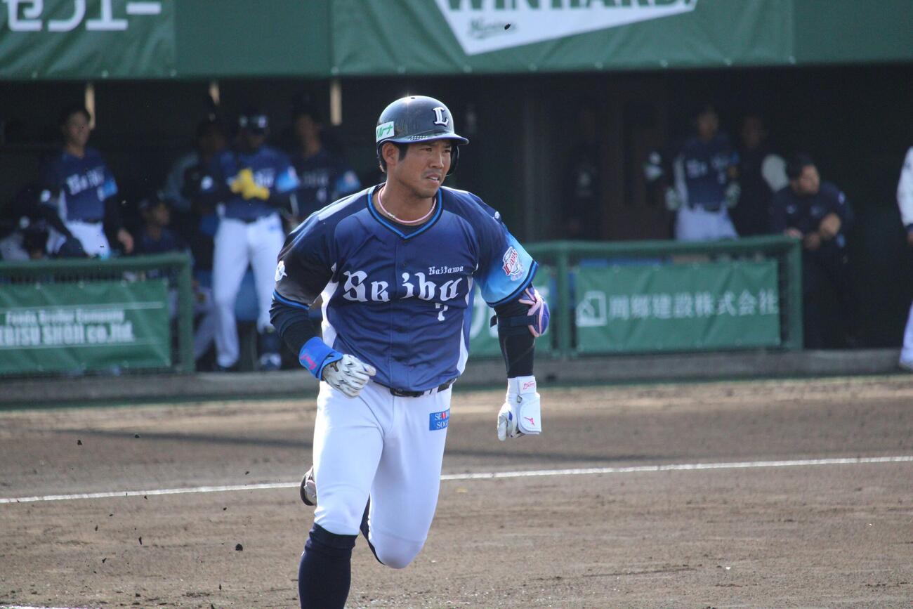 ロッテ－西武　新加入でオープン戦初安打を放った西武桑原（撮影・金子真仁）