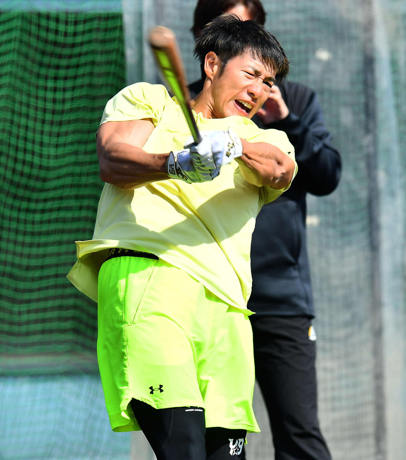 ロングティーを行うソフトバンク柳田（撮影・岩下翔太）