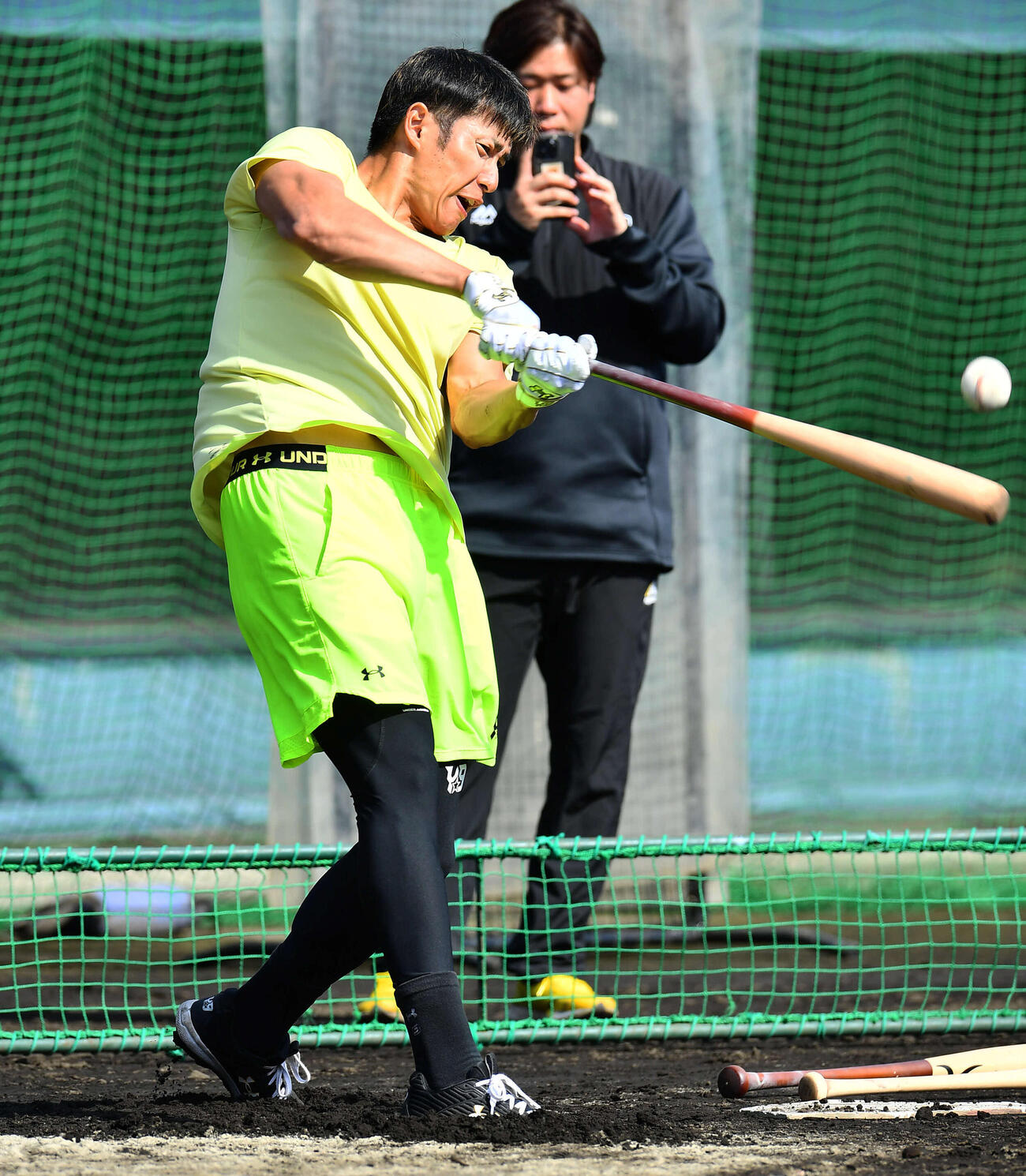 ロングティーを行うソフトバンク柳田（撮影・岩下翔太）