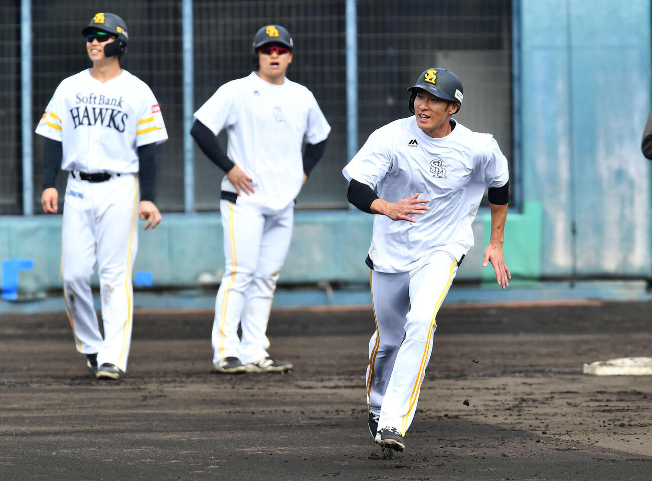 走塁練習を行うソフトバンク柳田（右）（撮影・岩下翔太）
