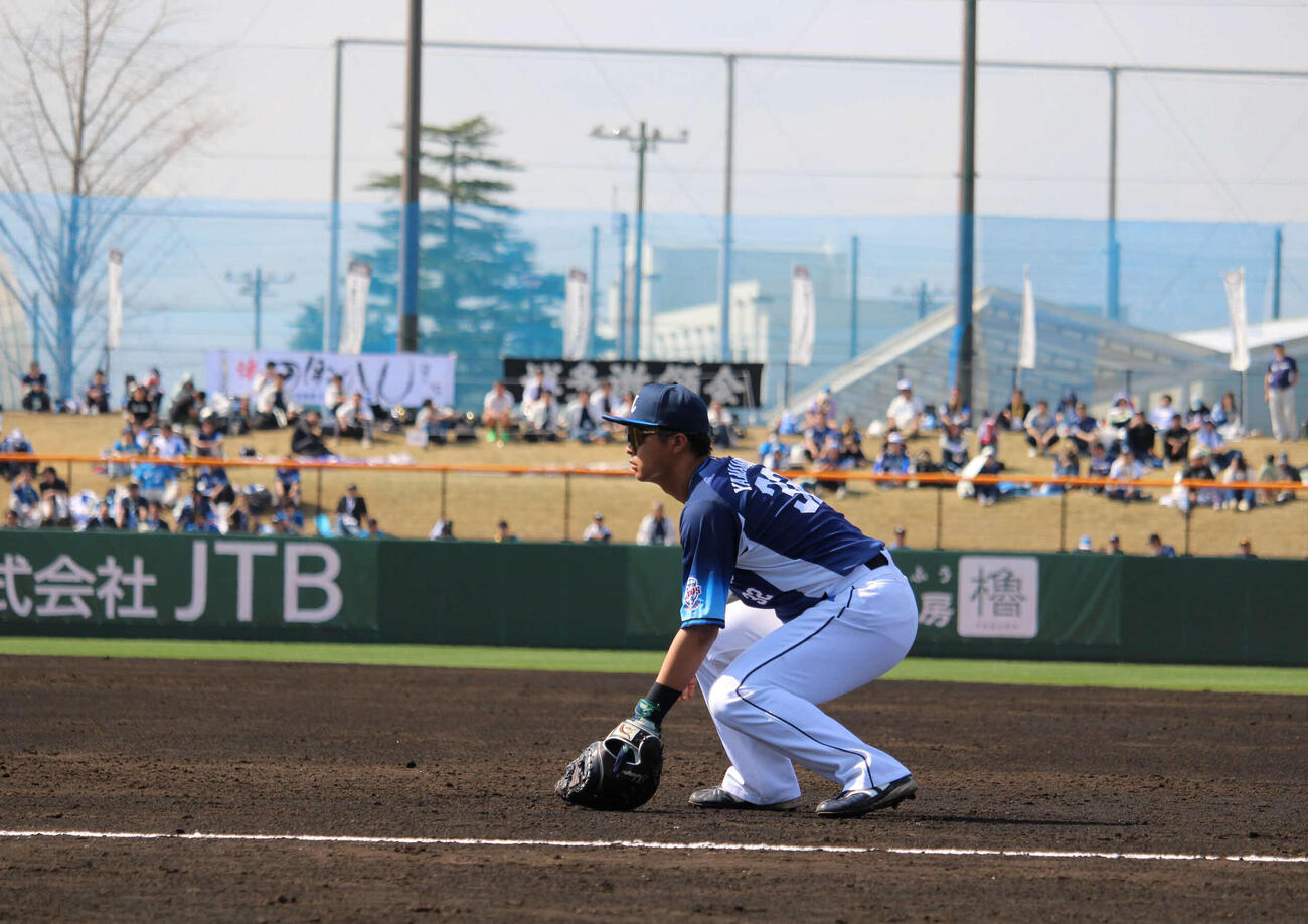 ロッテ－西武　一塁でスタメン出場した西武山村（撮影・金子真仁）