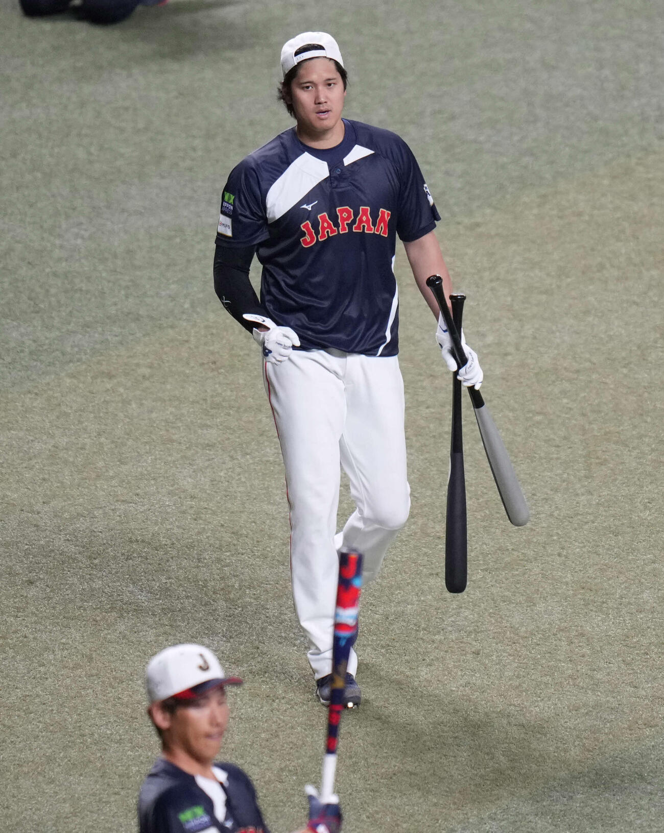 中日対日本　バットを持ってグラウンドに入る大谷（撮影・井上学）