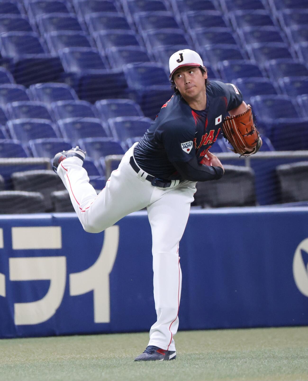中日対日本　中日練習中に三塁側ファールゾーンでキャッチボールする大谷（撮影・西尾就之）