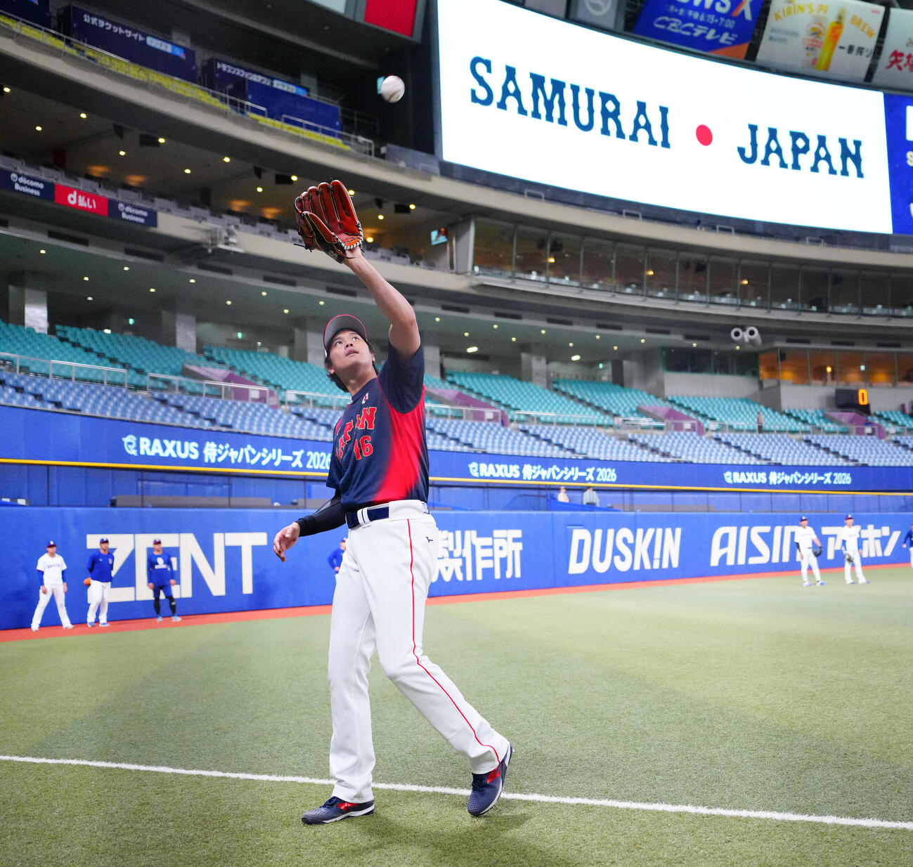中日対日本　試合前、侍ジャパングラウンド一番乗りでキャッチボールする大谷（撮影・垰建太）