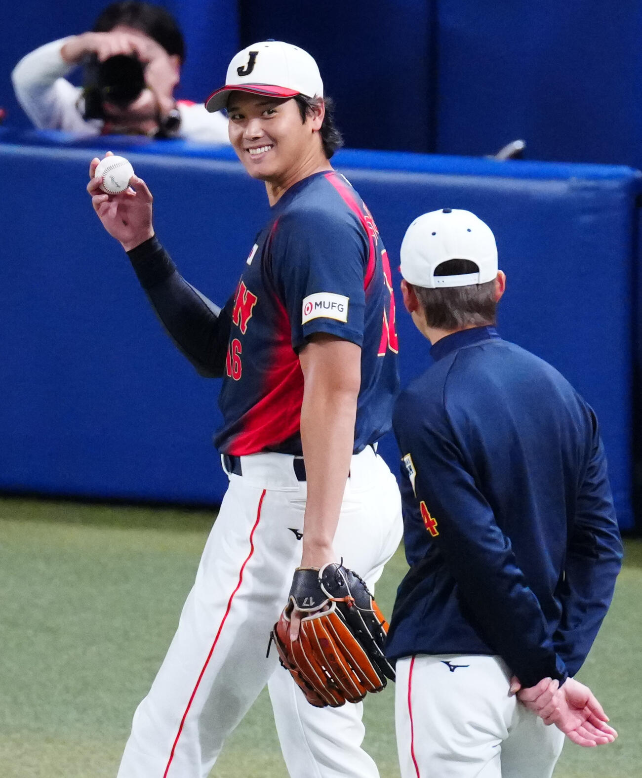中日対日本　試合前、侍ジャパングラウンド一番乗りでキャッチボールする大谷（撮影・垰建太）