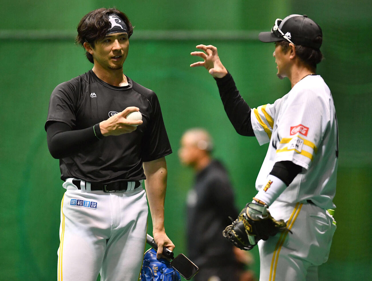 瓜野ブルペン捕手（右）とのキャッチボールを終えて話し合うソフトバンク上沢（撮影・岩下翔太）