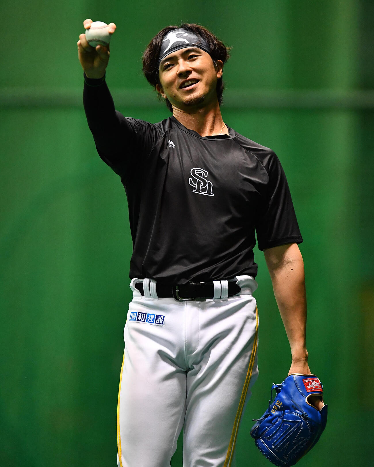 キャッチボールでフォークを試すソフトバンク上沢（撮影・岩下翔太）