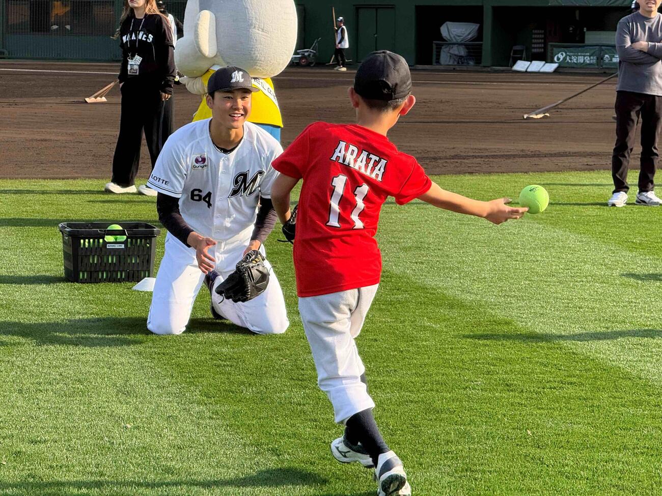 野球教室を実施した広池（球団提供）