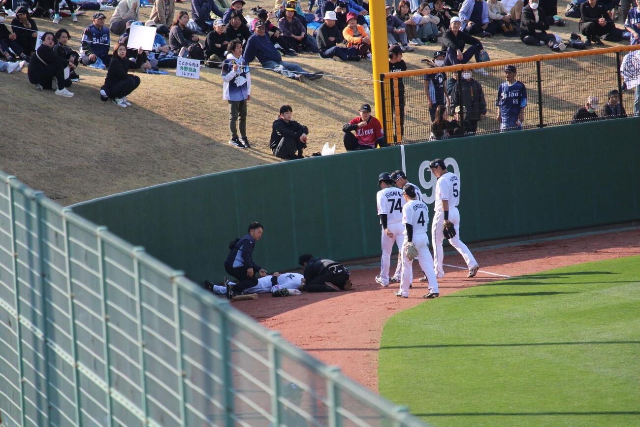 打球を追ってフェンスに激突し倒れたロッテ池田