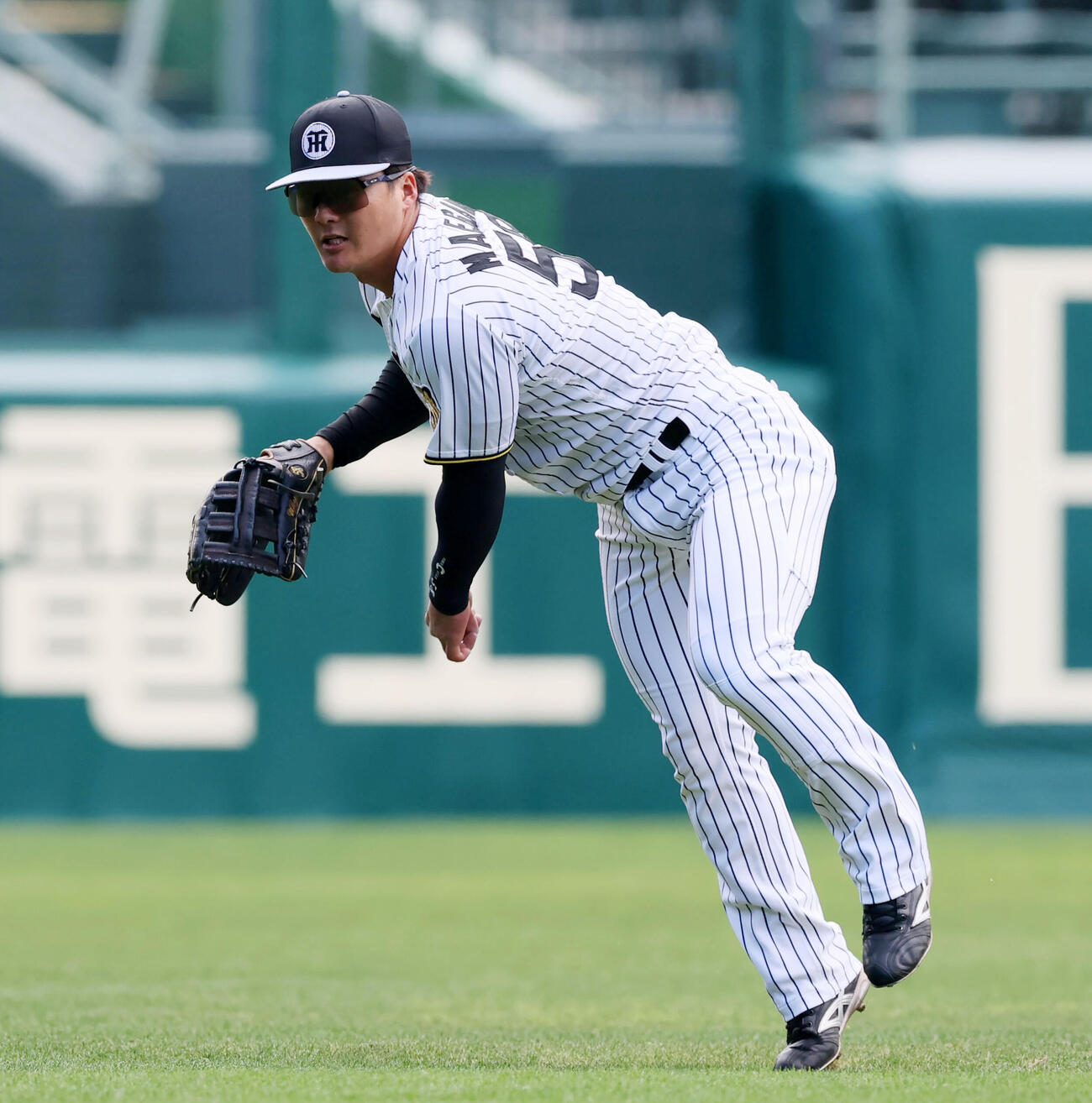 シートノックで本塁へ返球する阪神前川（撮影・加藤哉）