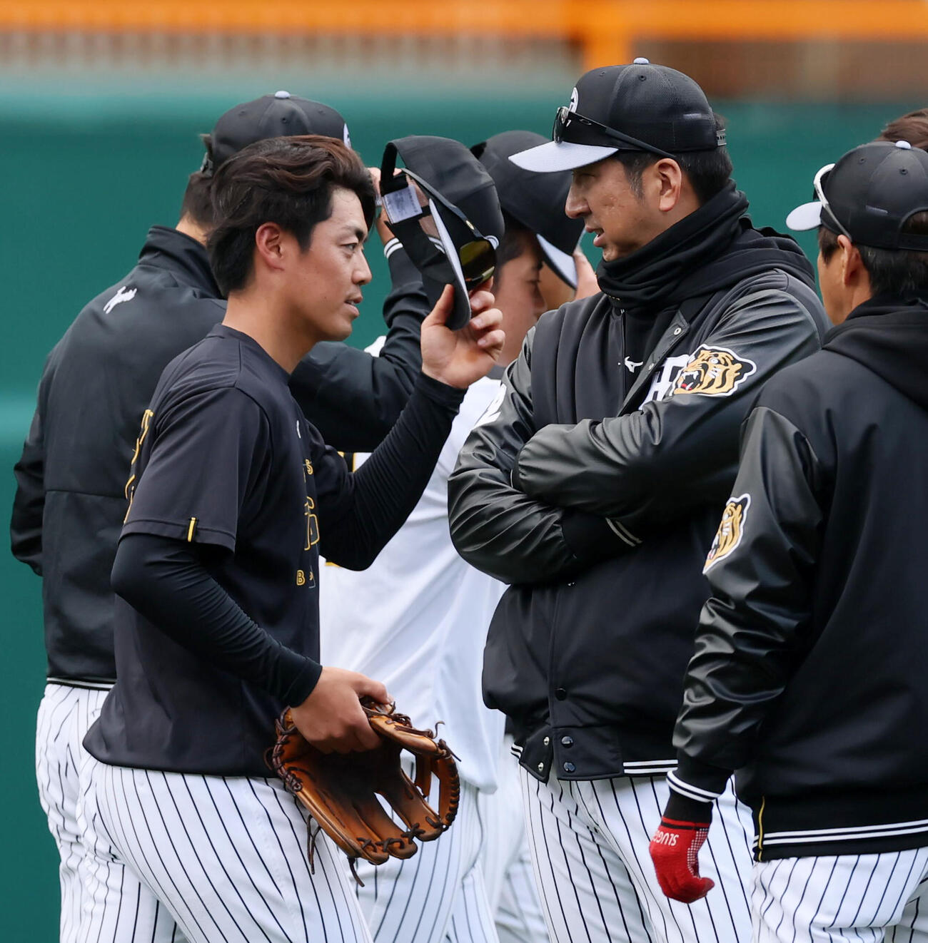 早出特守を終え藤川監督（右）にあいさつする阪神谷端（撮影・加藤哉）