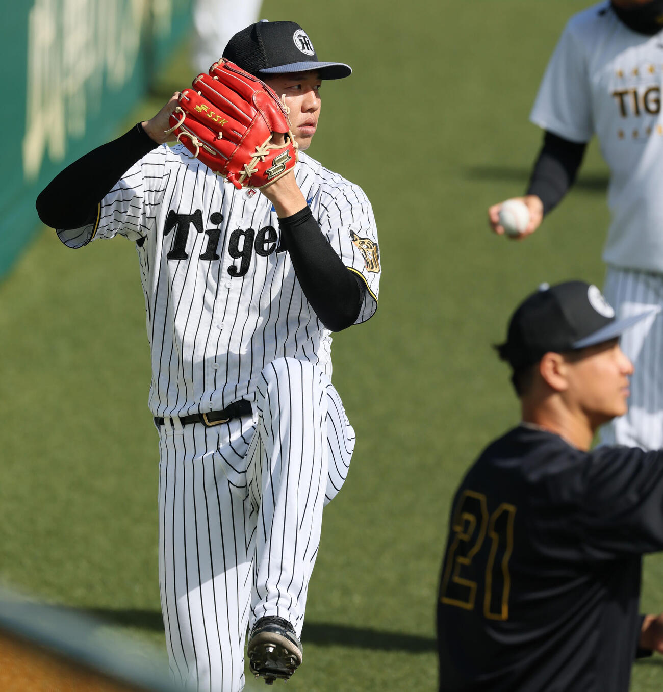 練習でキャッチボールする阪神才木（撮影・加藤哉）