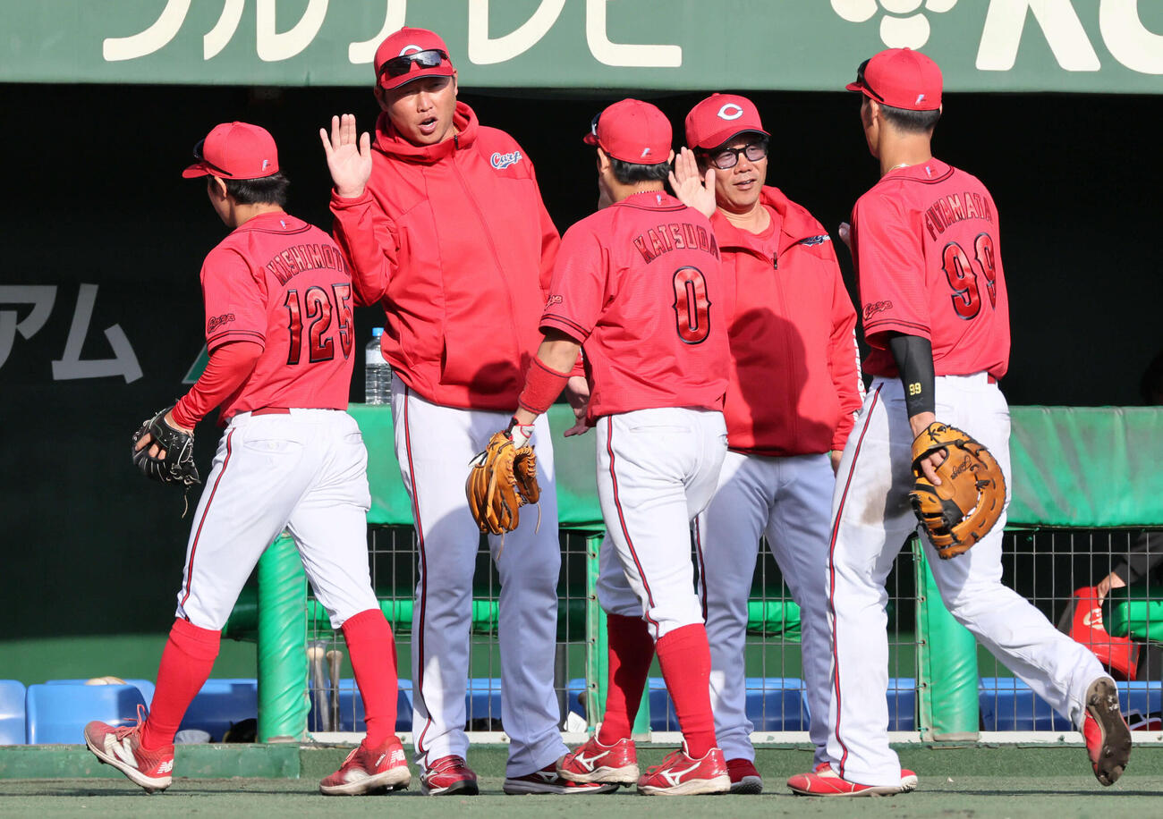 楽天対広島　楽天に勝利し、左から岸本、勝田、二俣らを迎える新井監督（撮影・加藤孝規）