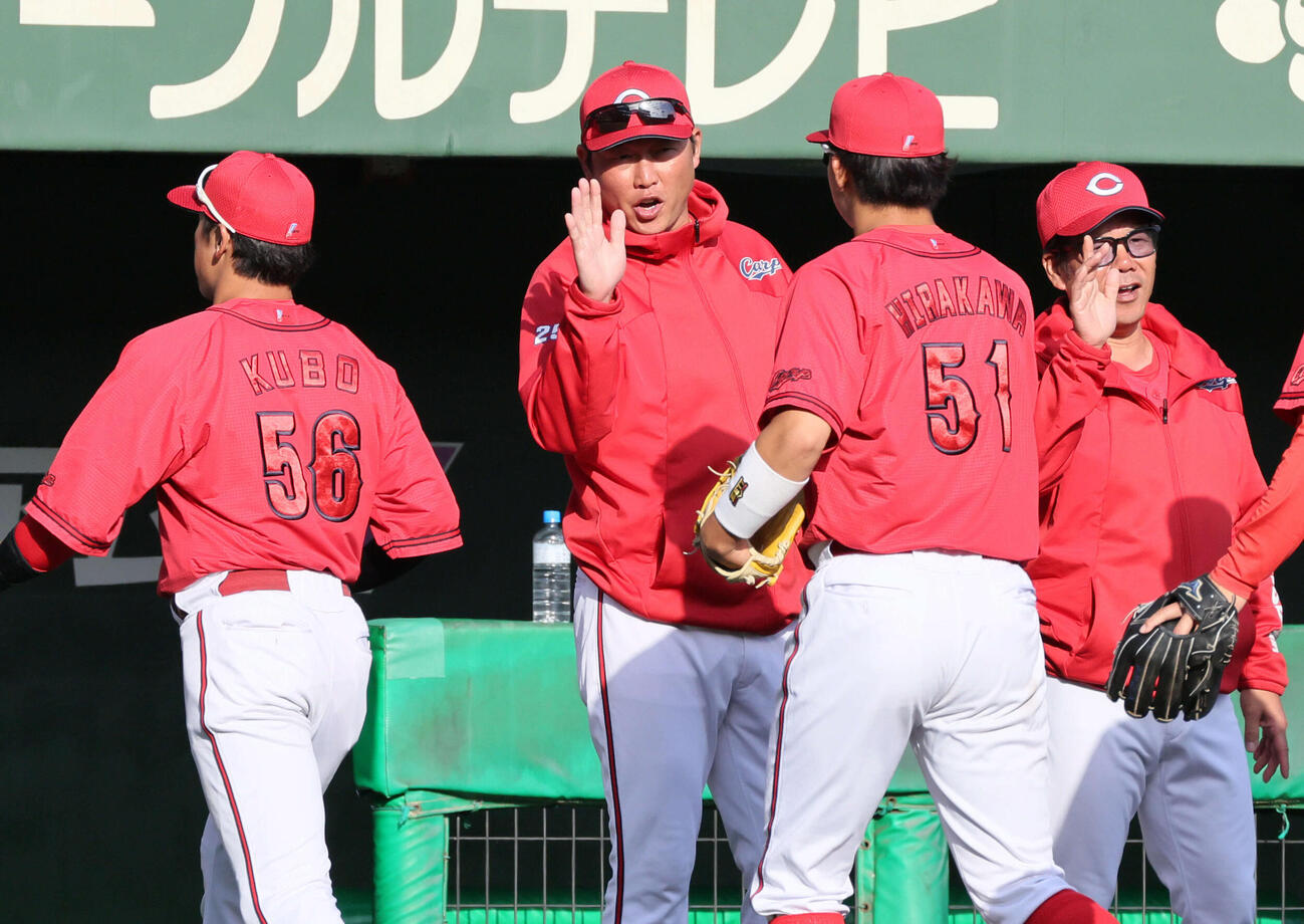 楽天対広島　楽天に勝利し、平川らを迎える新井監督（撮影・加藤孝規）