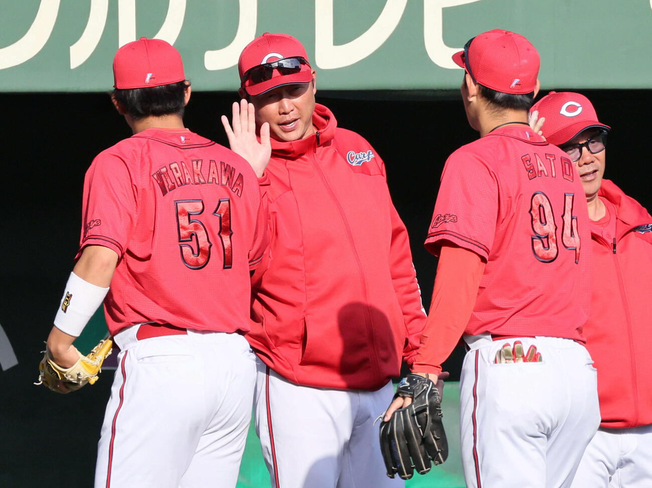 楽天対広島　楽天に勝利し、平川らを迎える新井監督（撮影・加藤孝規）