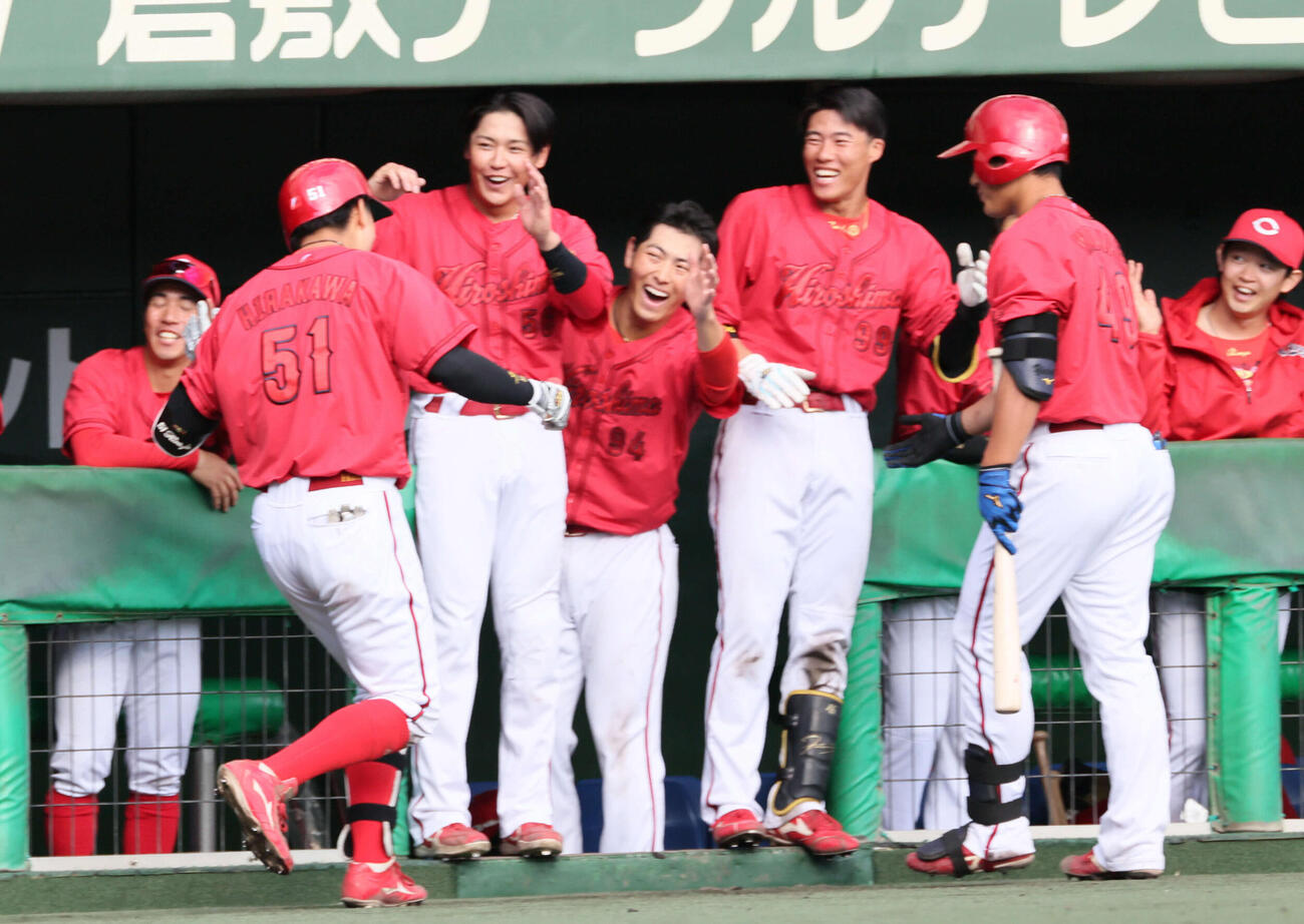 楽天対広島　中越え本塁打を放った平川を迎えるチームメート（撮影・加藤孝規）