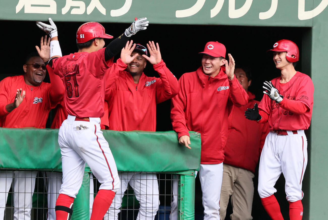 楽天対広島　中越え本塁打を放ち、チームメートに迎えられる平川（左から2人目）（撮影・加藤孝規）