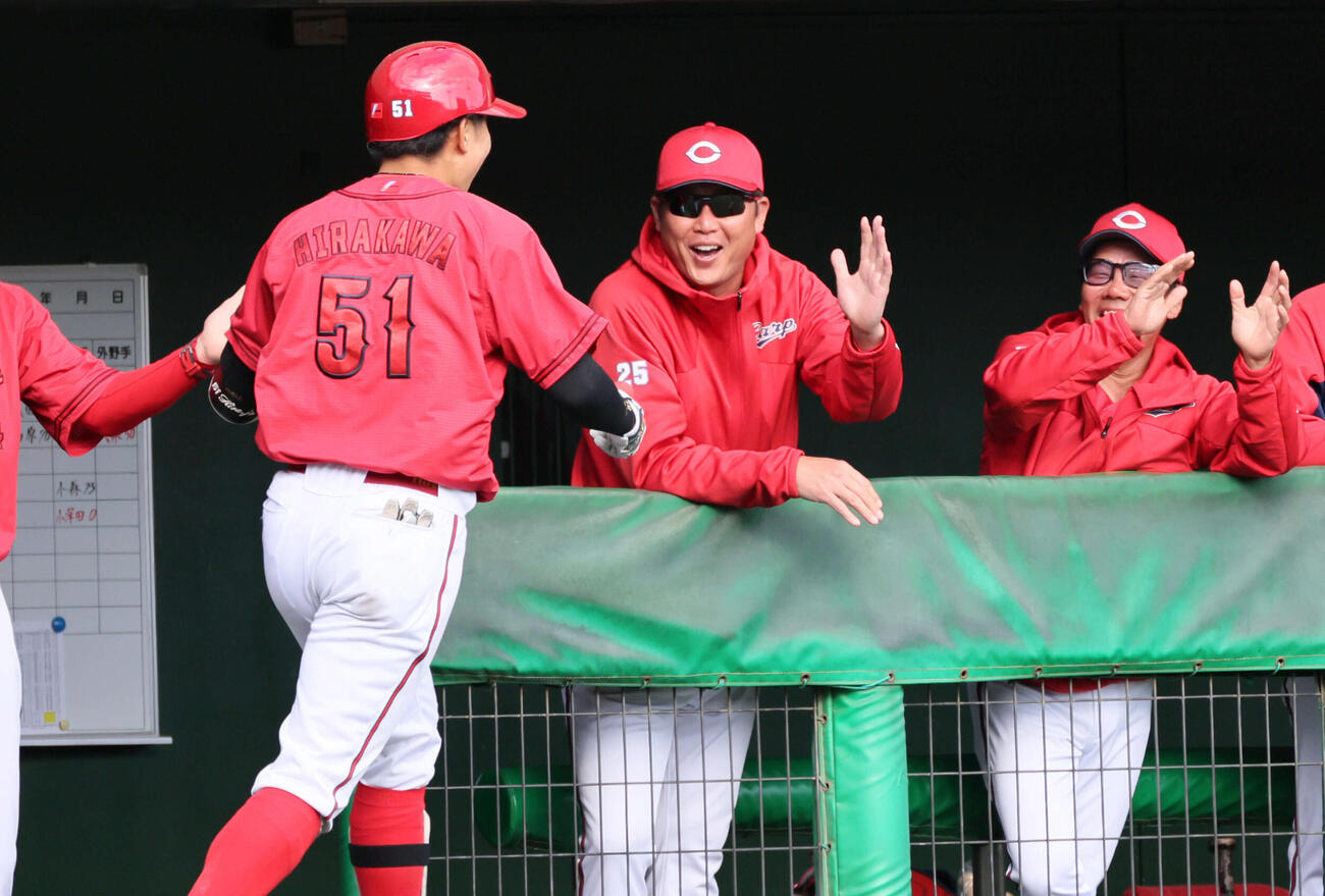 楽天対広島　中越え本塁打を放った平川を迎える新井貴浩監督（中央）（撮影・加藤孝規）