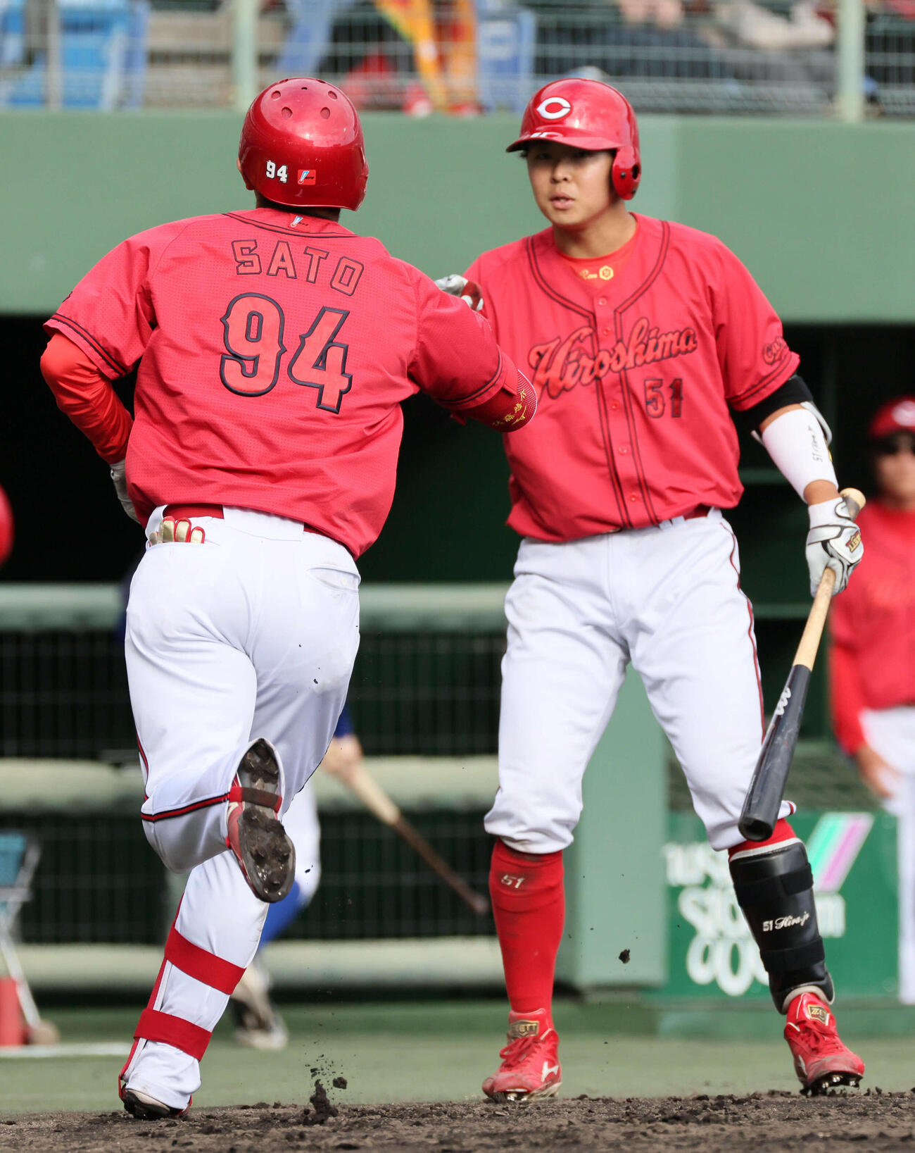 楽天対広島　9回表広島無死、右越え本塁打を放った佐藤啓を迎える平川（右）（撮影・加藤孝規）